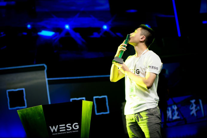 霸还是电竞高手?WESG星际卫冕冠军iA周航的