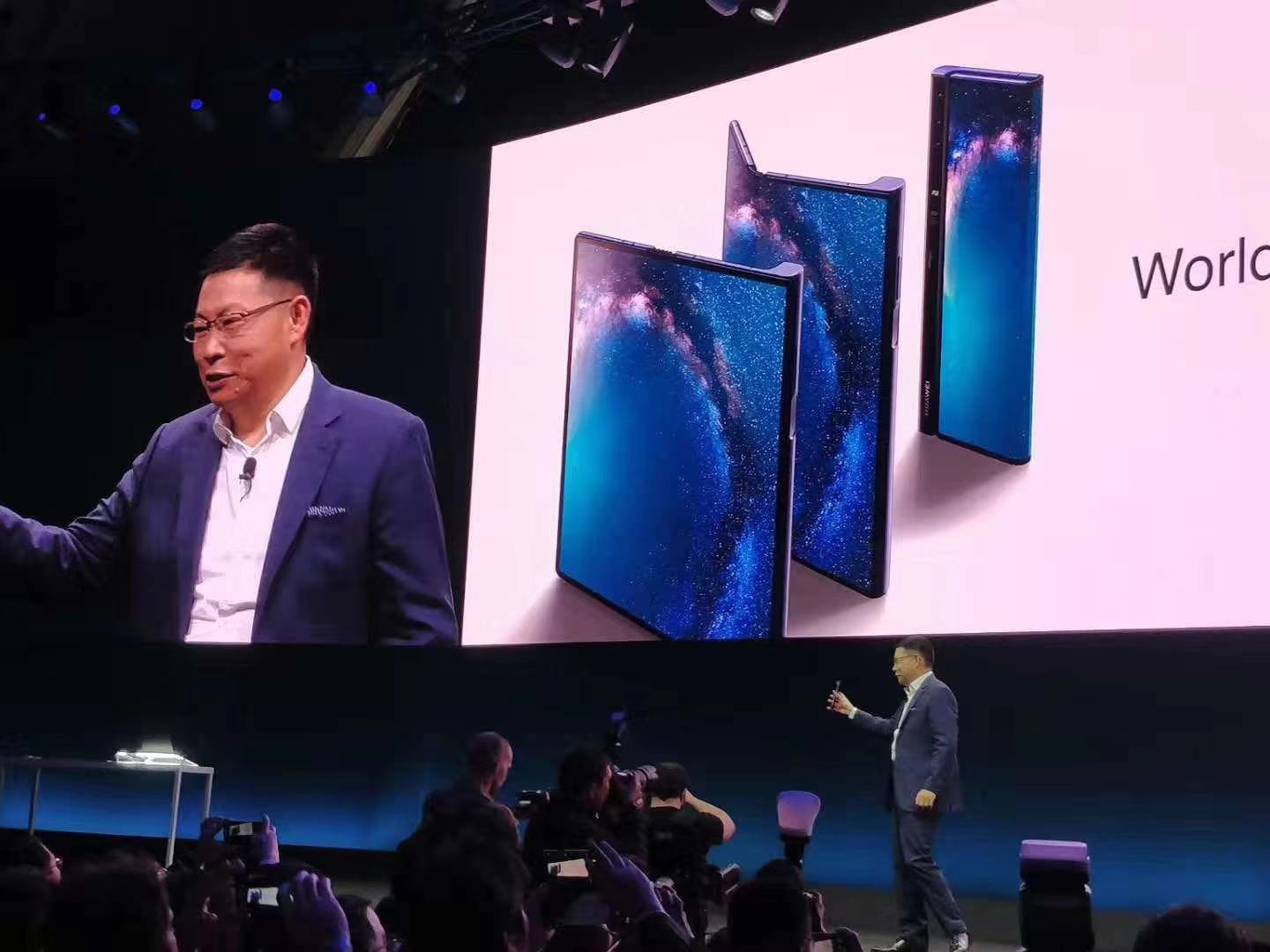 华为首款5G折叠屏手机Mate X发布 售价高达17500元