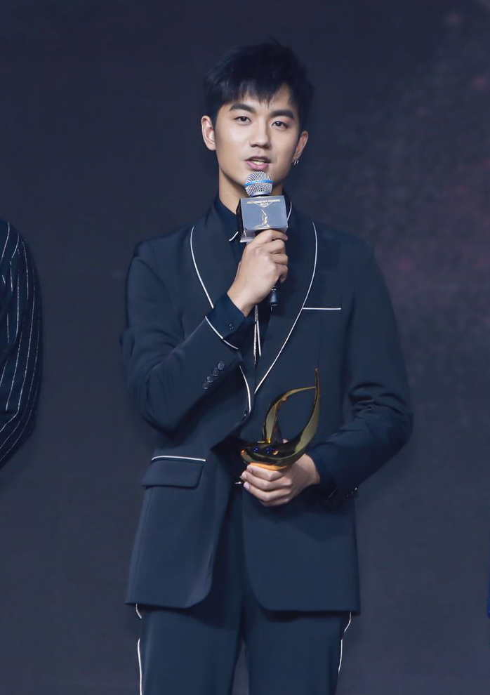 歌手于湉荣膺2017牛耳奖"互联网年度期待人物"