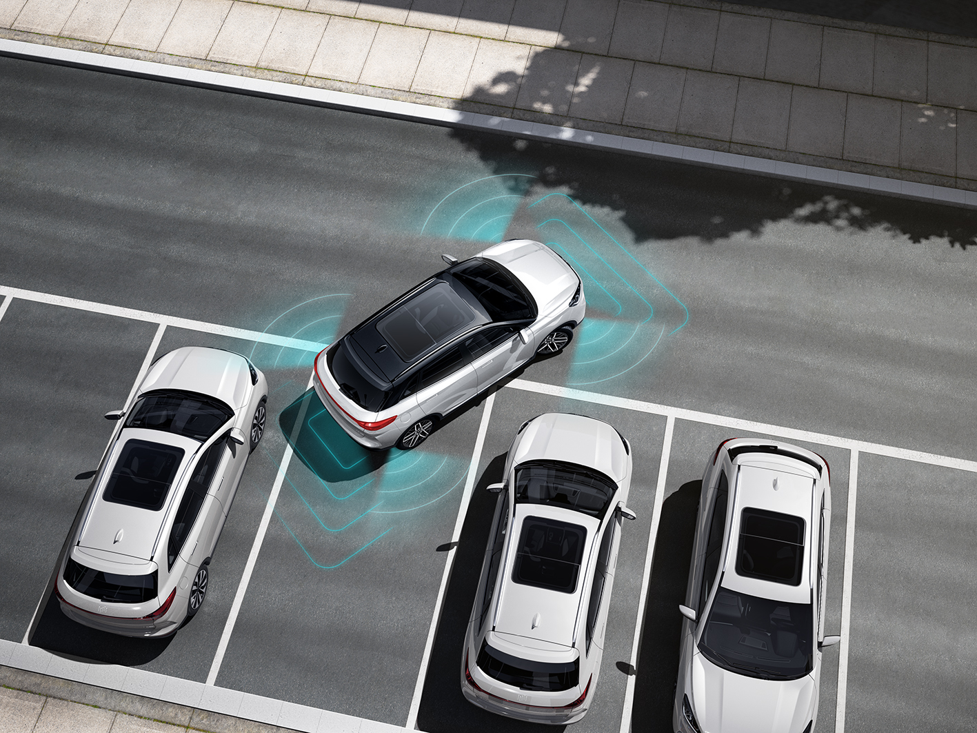 威马汽车搭载APA自动泊车功能，可通过车身周围12个超声波雷达和360全景影像，自动泊入停车位.jpg