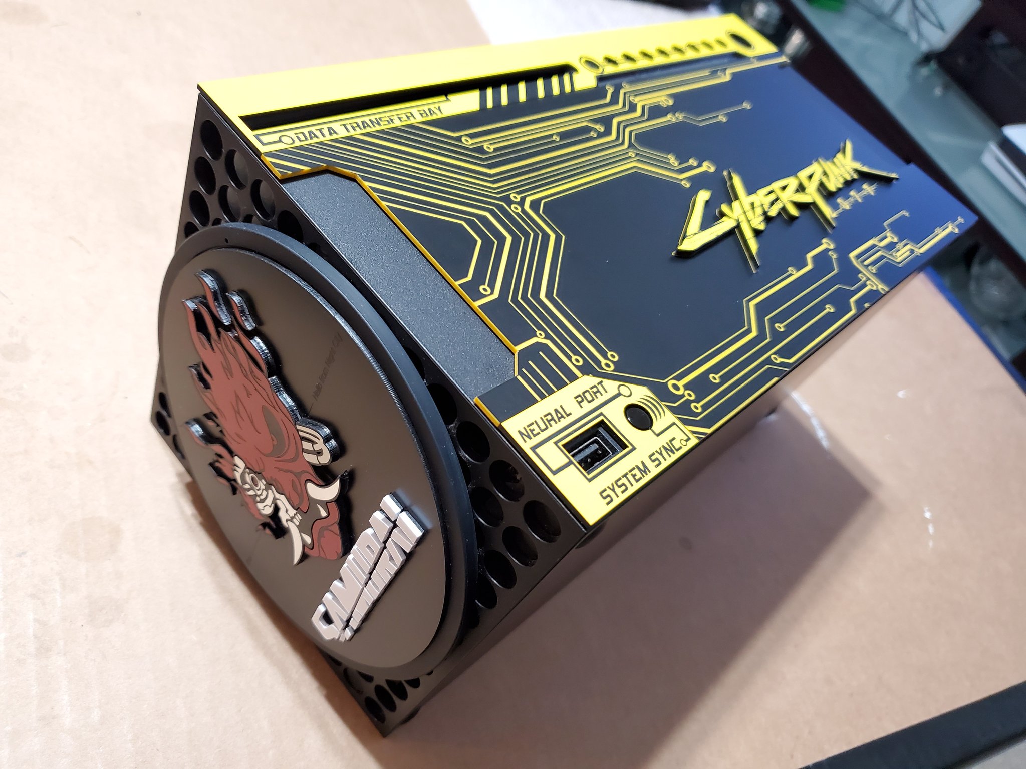 玩家展示自制《赛博朋克2077》定制版XSX主机